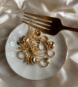 Plate and fork with jewellery 